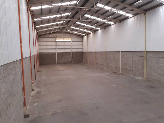 ARRIENDO EXCELENTE BODEGA PARA LA LOGISTICA, 4 MUELLES 1630 MTS2 MAS 400 AREA MANIOBRA.