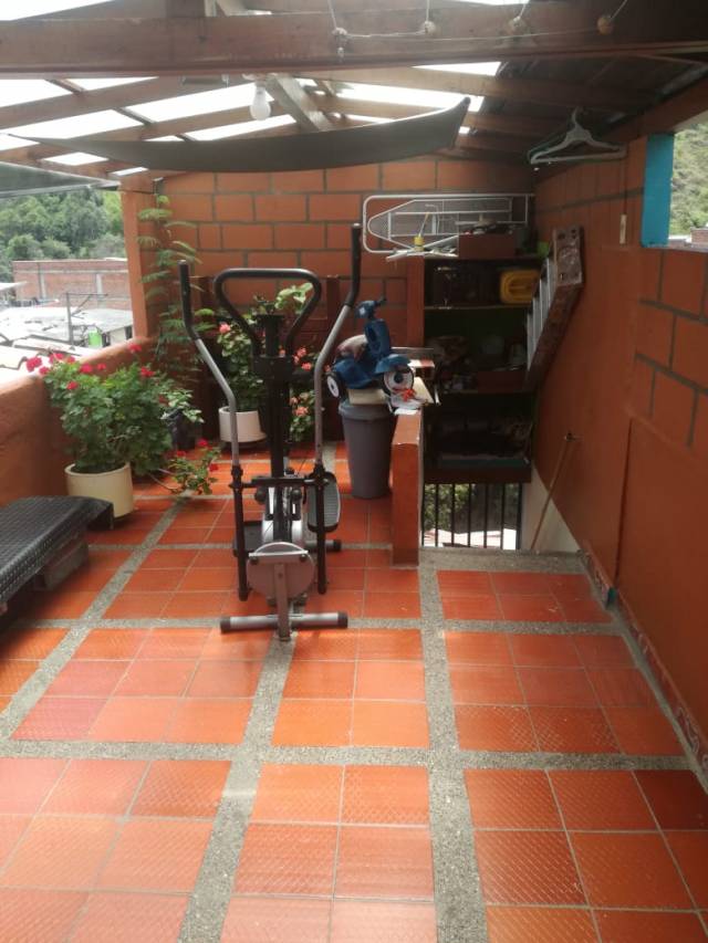 VENDO CASA AMPLIA COMODA EN BUENOS AIRES