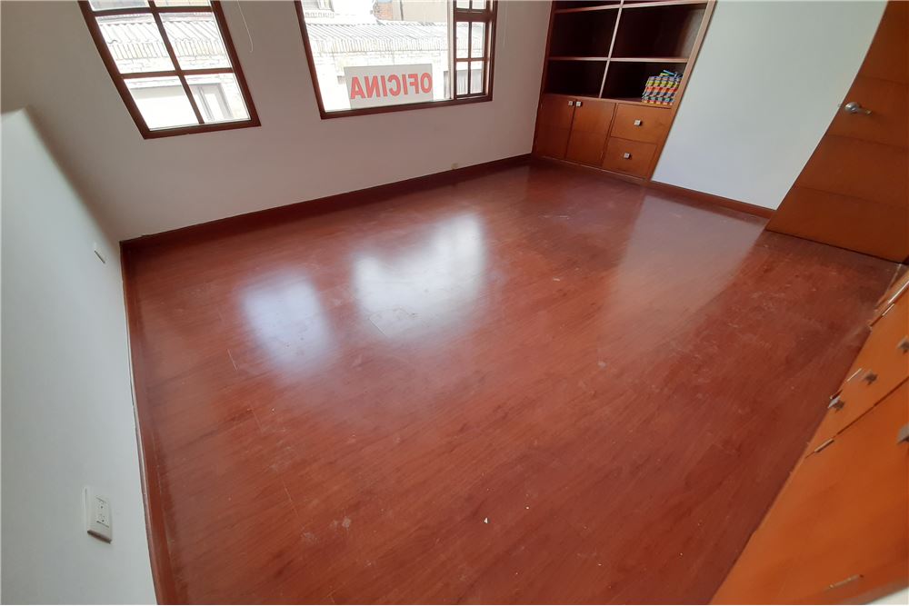 ARRIENDO OFICINAS 93m2 SANTA BARBARA CENTRAL.