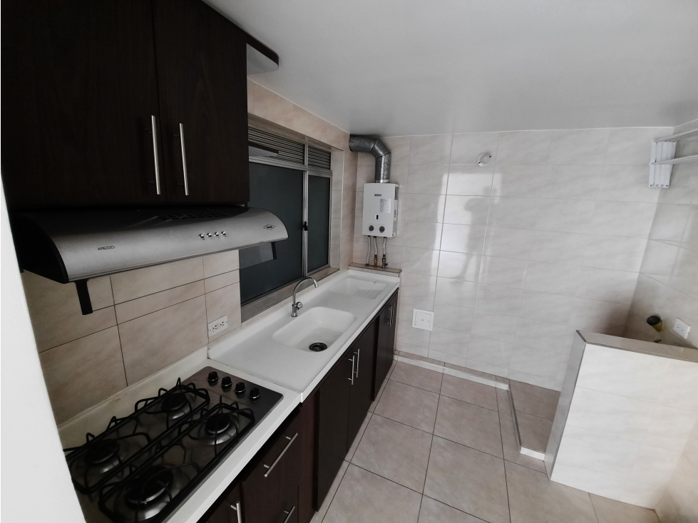 Se arrienda apartamento ubicado en Bellavista, piso 11