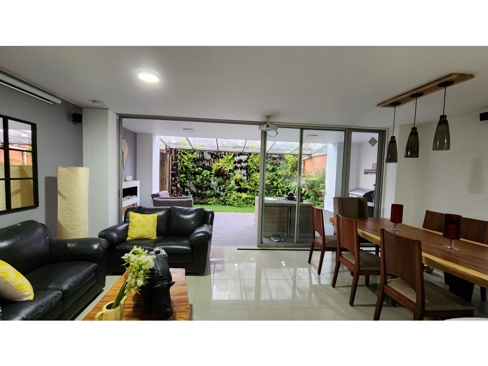 VENTA DE HERMOSA CASA, ENVIGADO SAN LUCAS, CON JARDIN