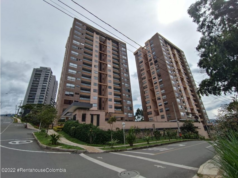 Apartamento en  Loma de las Brujas RAH CO: 23-1525