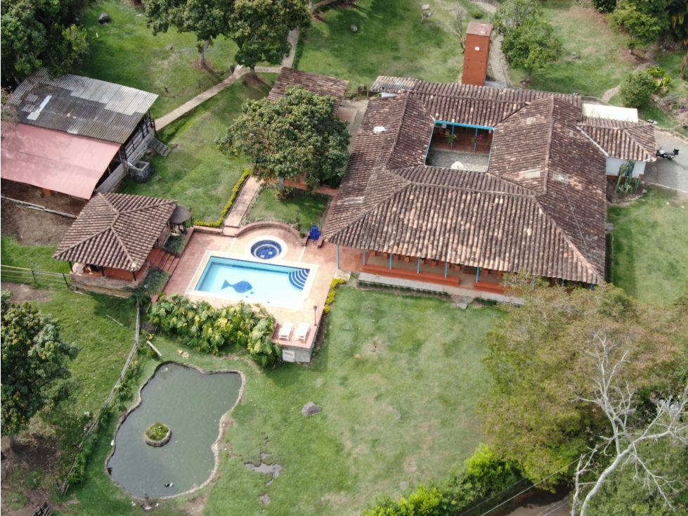 CASA FINCA COLONIAL EN COPACABANA MUY BIEN UBICADA