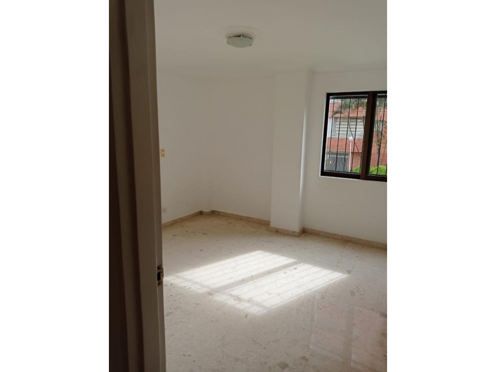 VENDO APARTAMENTO EN LAURELES - SECTOR SANTA TERESITA