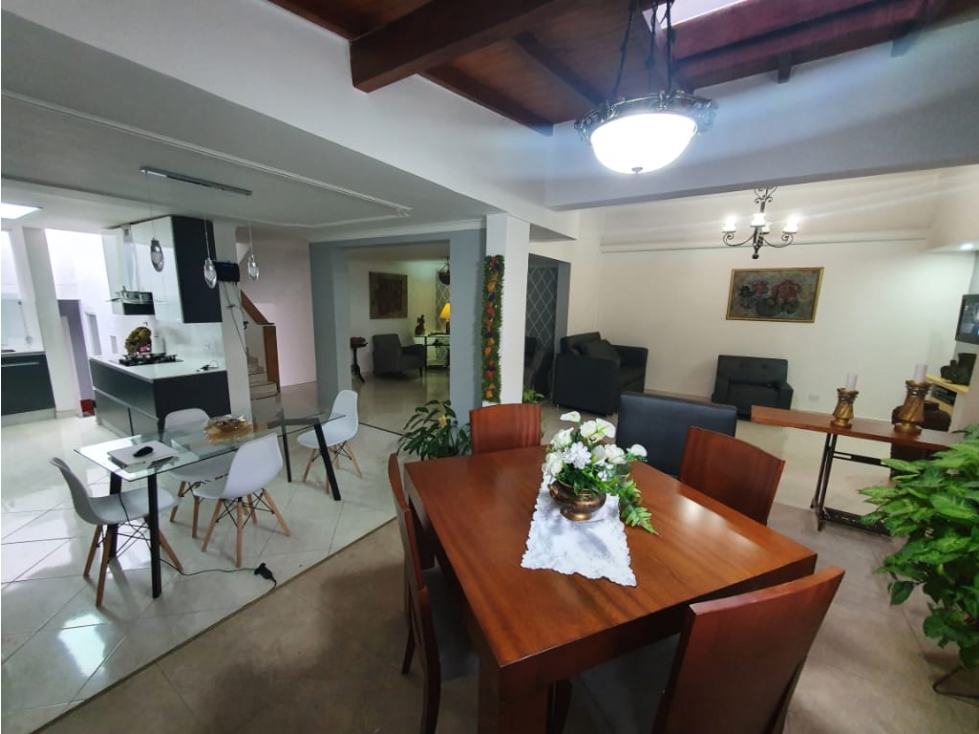 VENDO  CASA  EN  LA  LOMA  DEL  ESCOBERO  ENVIGADO