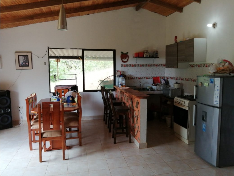 SE VENDE CASA CAMPESTRE EN EL LAGO CALIMA EN UNIDAD