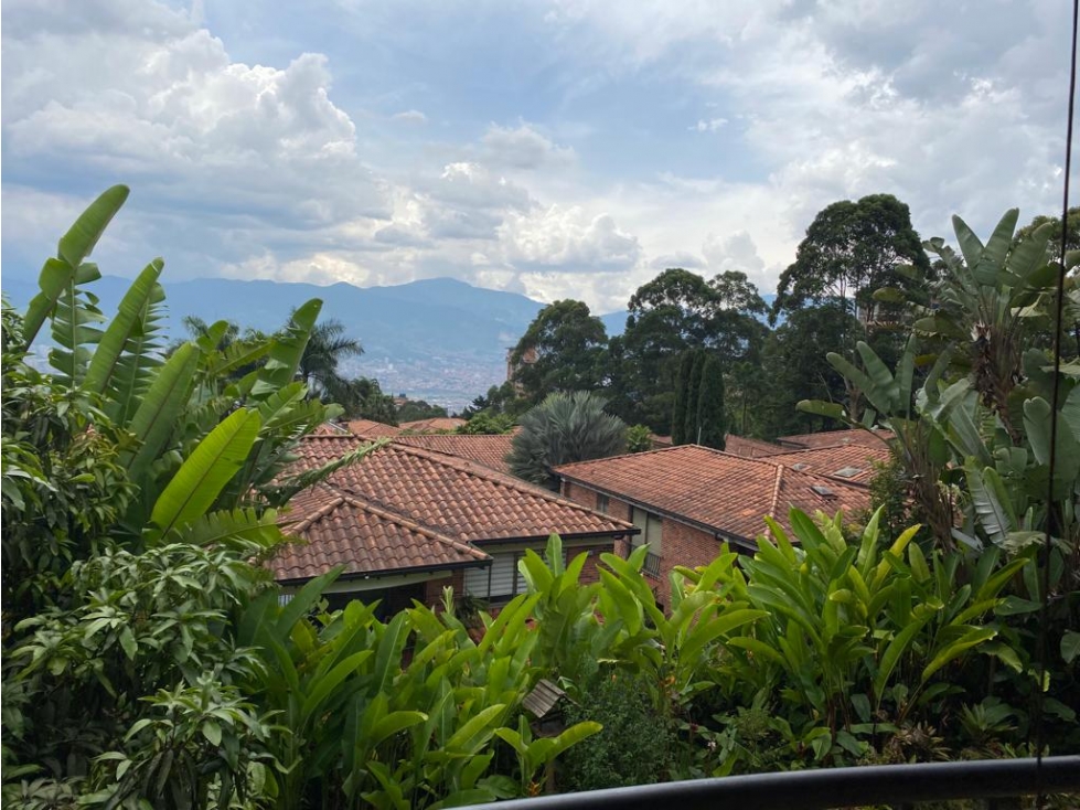 VENTA CASA MEDELLÍN EL POBLADO, HERMOSO JARDÍN, TERRAZA Y CON VISTA