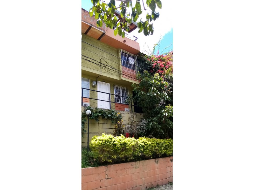 Venta de Casa de 3 Niveles en Floresta barrio Pradera.