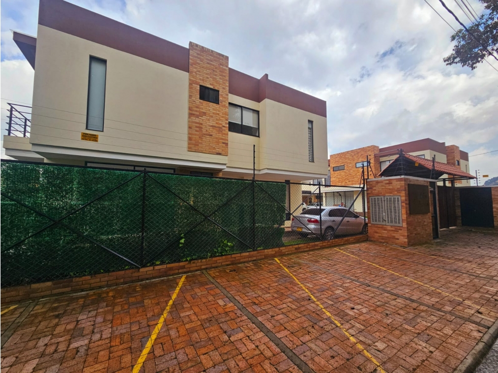 CASA CON ZONA VERDE EN CONJUNTO CERRADO