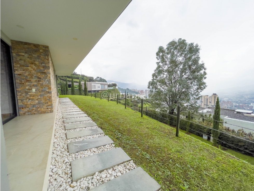 casa moderna, altos del Poblado con vista a Medellin