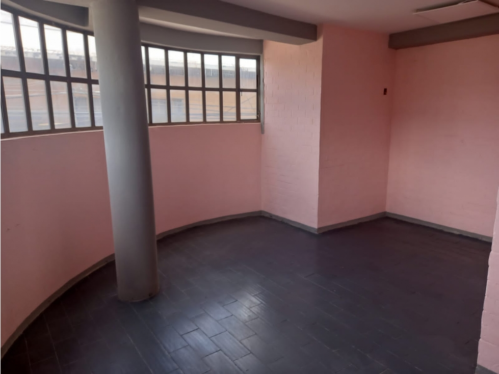 Vendo Bodega/Casa comercial esquinera. Samper Mendoza. 4 pisos, 395M2