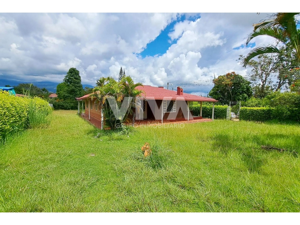 HERMOSA CASA QUINTA EN CONJUNTO CERADO