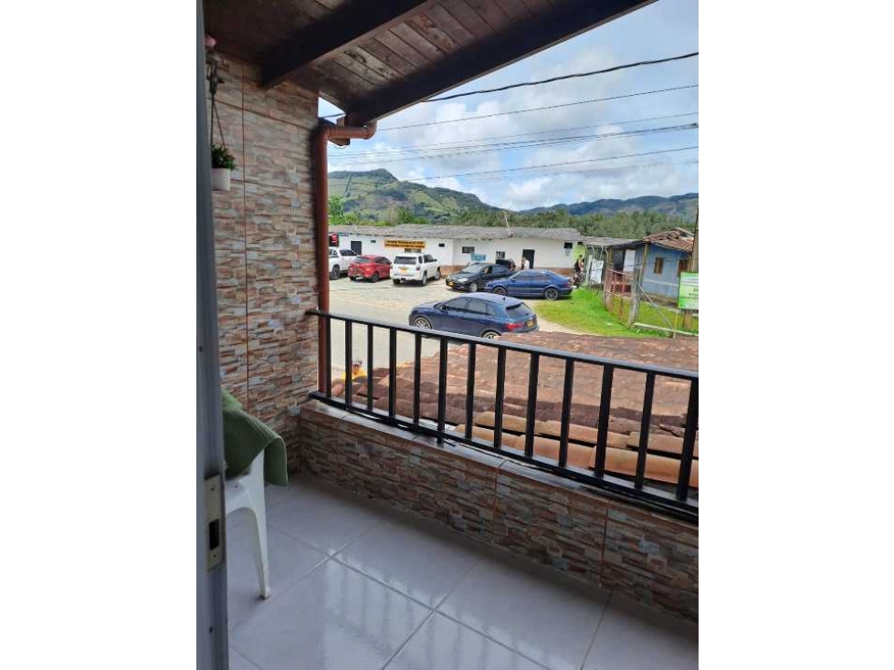 SE VENDE EXCELENTE APARTAMENTO EN GUATAPE AL FRENTE DE LA PIEDRA DEL P